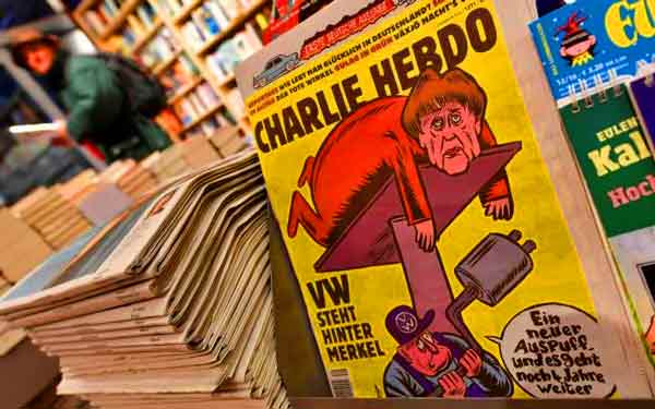 Charlie Hebdo menacé, critiqué mais toujours insolent