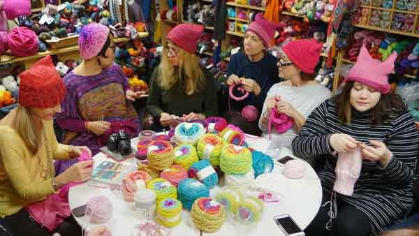 Le “Pussyhat”, symbole des femmes contre Trump