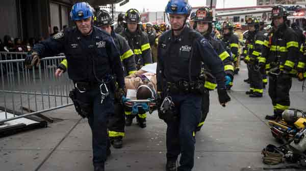 Un train de banlieue déraille à Brooklyn: une centaine de blessés légers