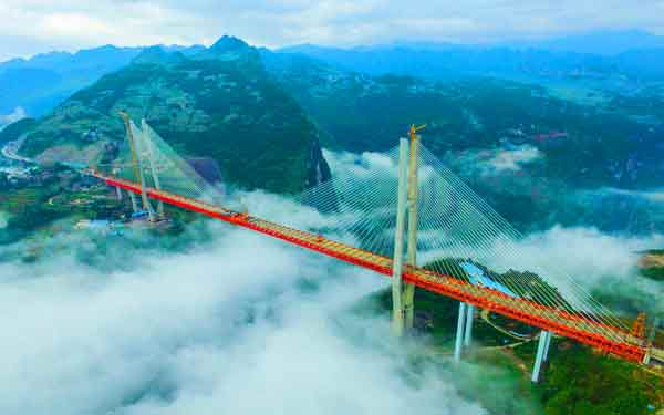 Le pont le plus haut du monde inauguré en Chine