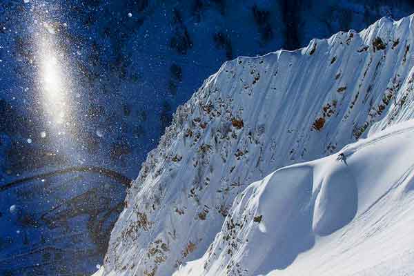 Un skieur a filmé sa chute du haut d’une falaise