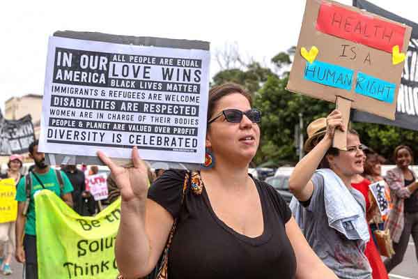 Des femmes manifestent contre Donald Trump à travers le monde