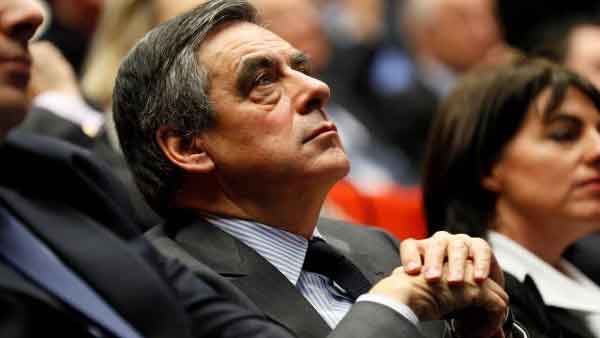 France: la pression s’accroît sur François Fillon, la gauche divisée