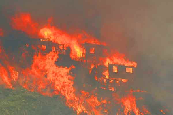 Gigantesque incendie au Chili: une centaine de maisons détruites
