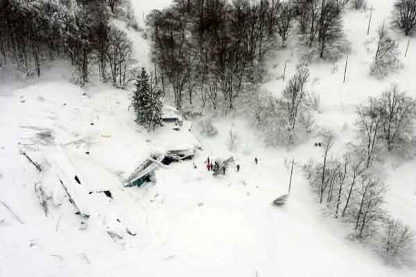 Italie: plusieurs morts dans un hôtel enseveli par une avalanche