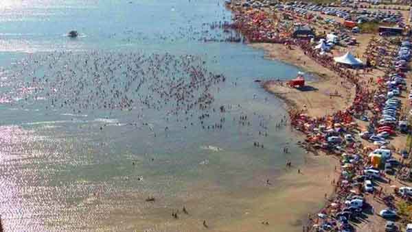 2000 personnes ont flotté ensemble pour battre un record