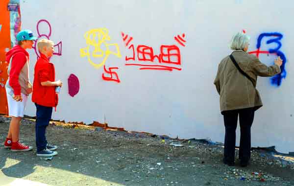 Cette mamie berlinoise chasse les graffitis racistes depuis 30 ans