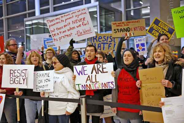 Problèmes dans les aéroports: Donald Trump blâme les manifestants
