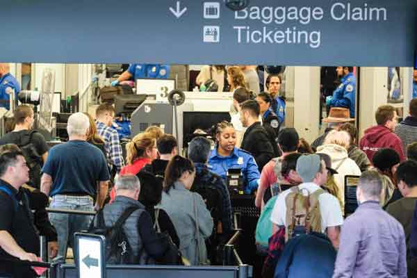 Panne informatique dans les aéroports, des milliers de passagers coincés