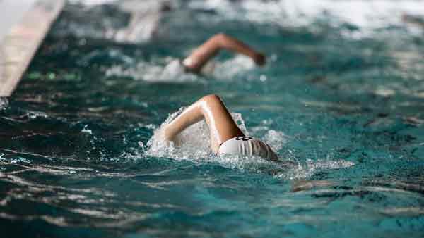 Suisse: les filles musulmanes devront nager avec les garçons