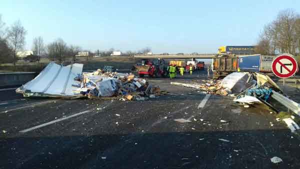 Accident: 40 tonnes de boîtes de pâtée pour chat sur l’autoroute