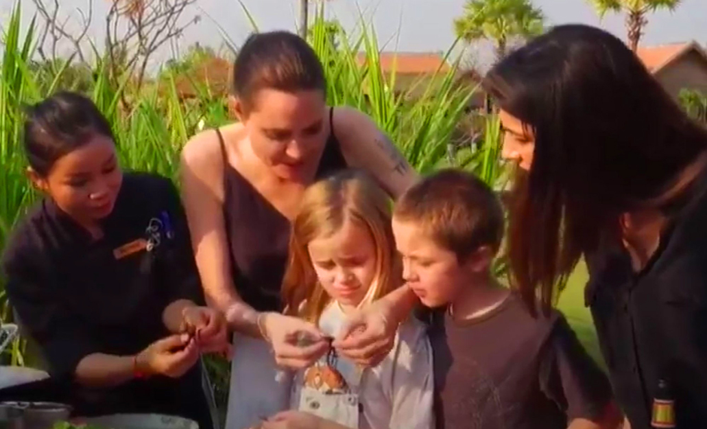 Angelina Jolie mange des scorpions et des araignées (et elle adore ça)