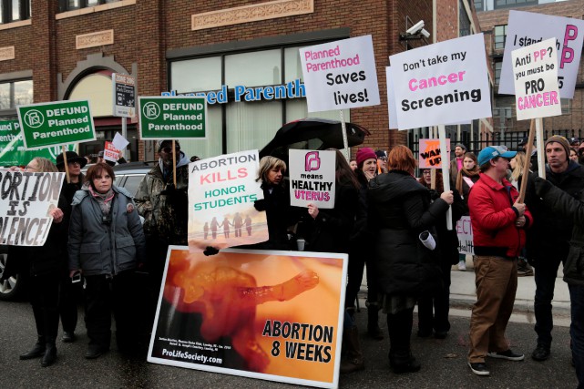 Pro et anti-avortement manifestent aux États-Unis