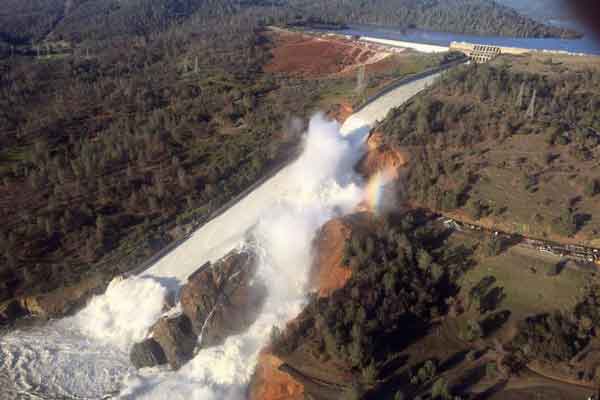 Californie: un barrage pourrait céder, 200 000 personnes évacuées