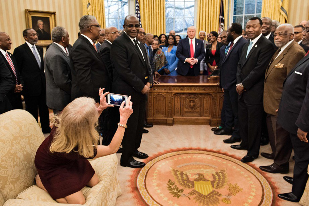 Tollé après une photo de la conseillère de Trump