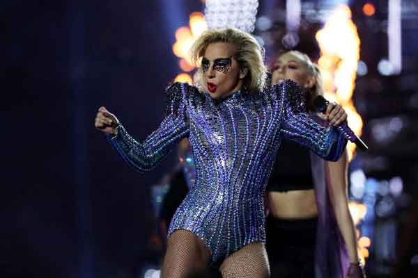 Lady Gaga envoie un message de tolérance à la mi-temps du Super Bowl