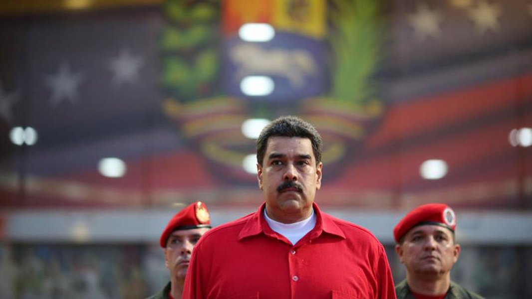 Venezuela: accusé de «coup d’État», Maduro sous une pluie de critiques