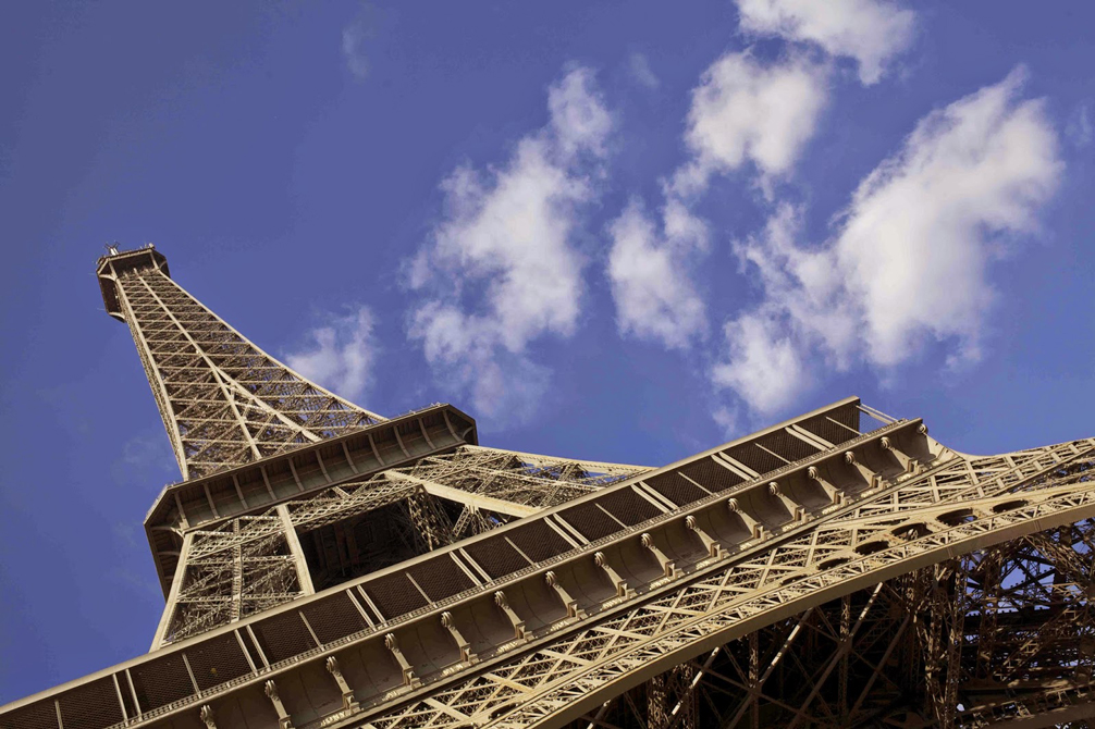 8 minutes pour atteindre le sommet de la Tour Eiffel
