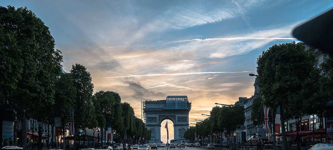 Fusillade sur les Champs-Élysées: un policier tué, un assaillant abattu