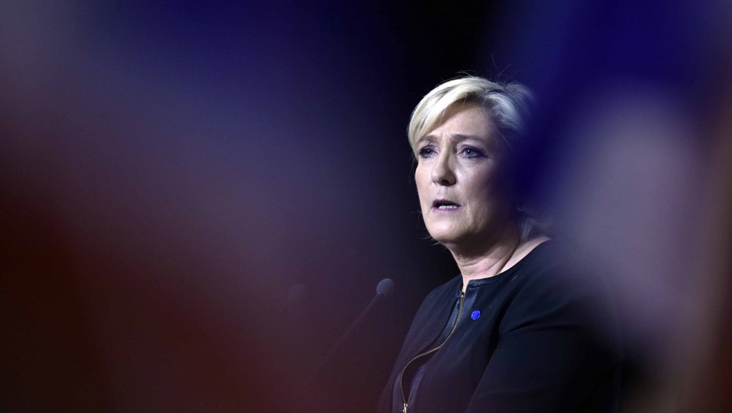 Présidentielle française: Marine Le Pen durcit le ton