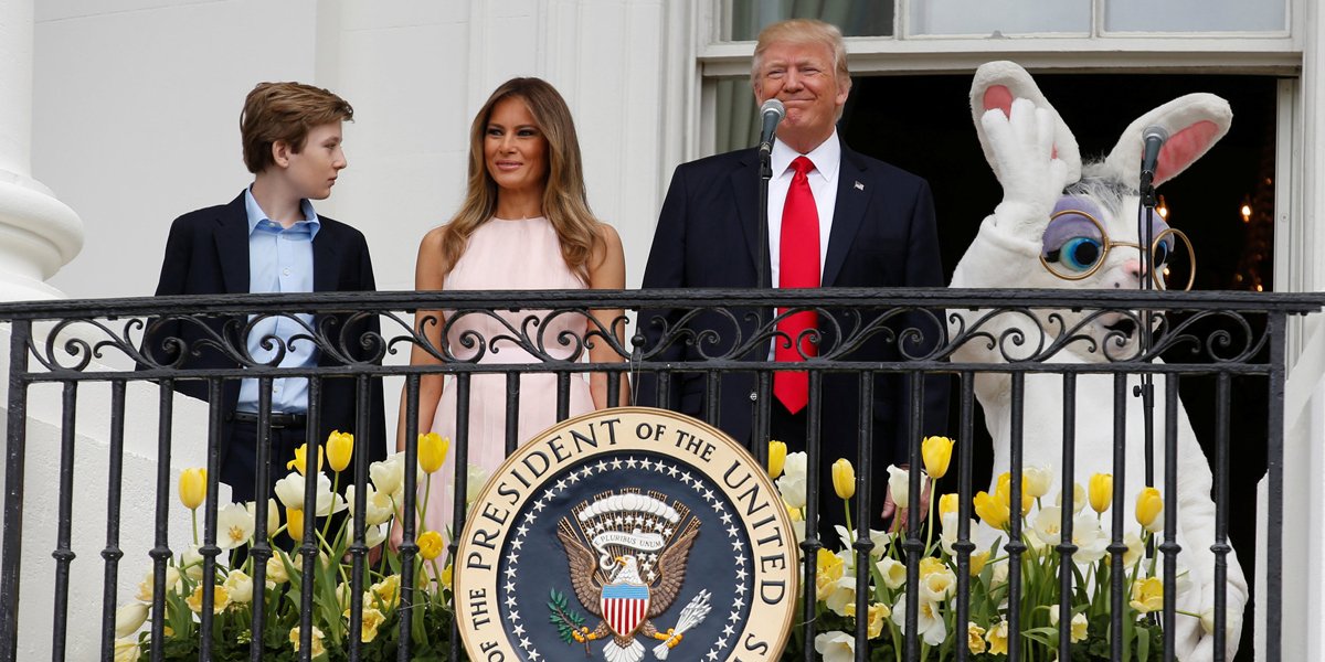 Viral: Rappel à l’ordre de Melania à Donald Trump pendant l’hymne américain