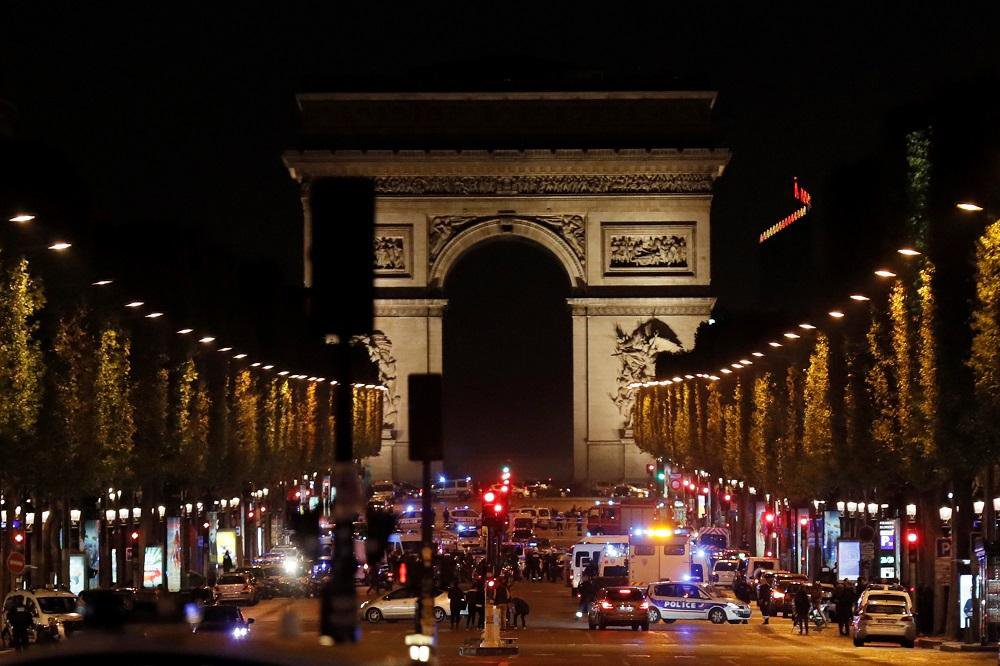 Fusillade Champs-Elysées : l’assaillant connu des services de police, Daech revendique l’attaque