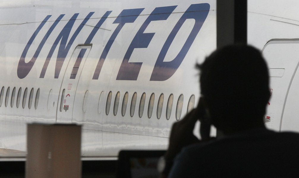 L’expulsion musclée d’un passager d’United Airlines provoque l’indignation