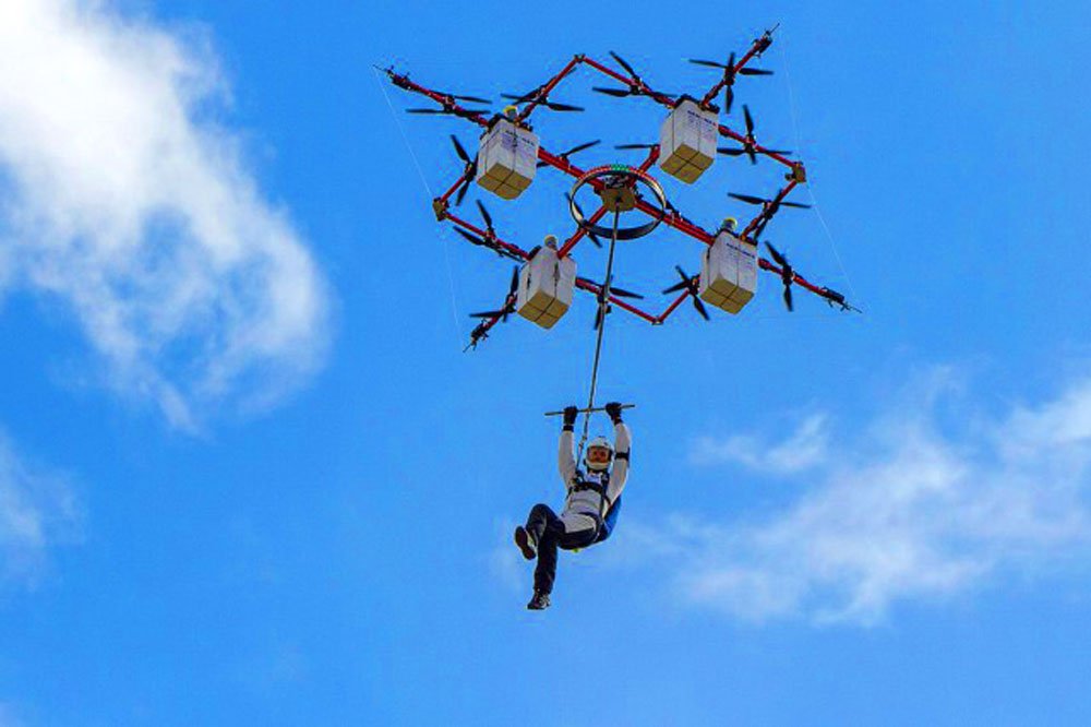 Première mondiale: Sauter d’un drone en parachute