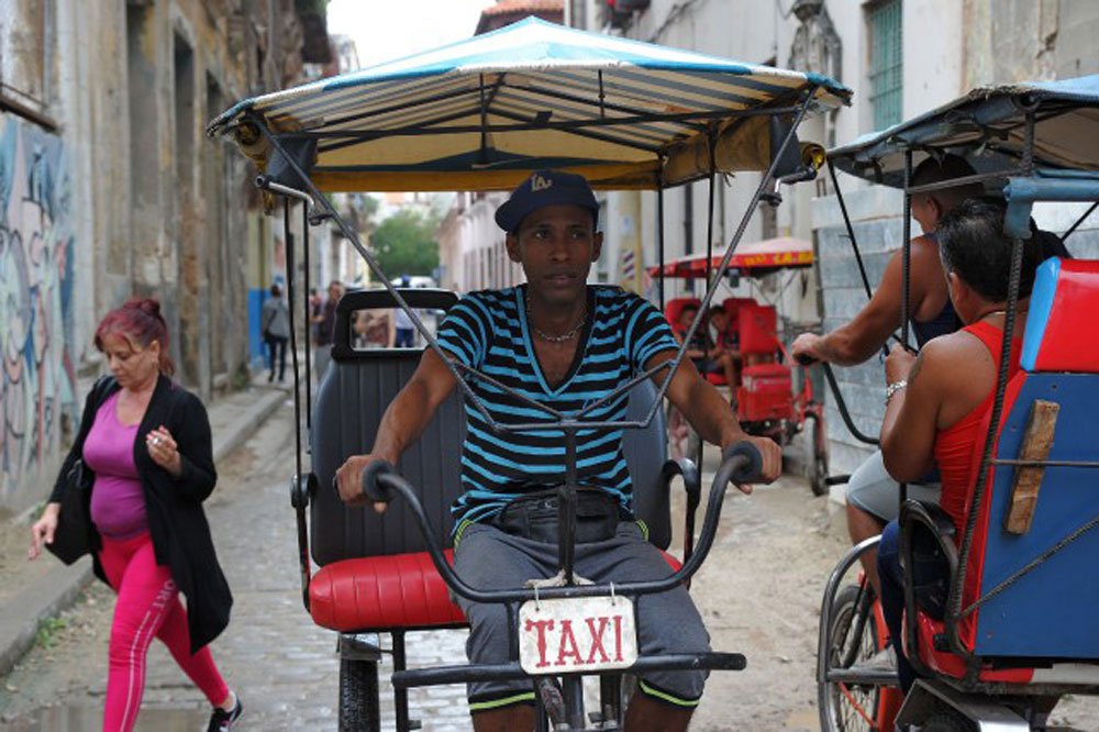 À Cuba, les bas salaires poussent les employés hors des bureaux