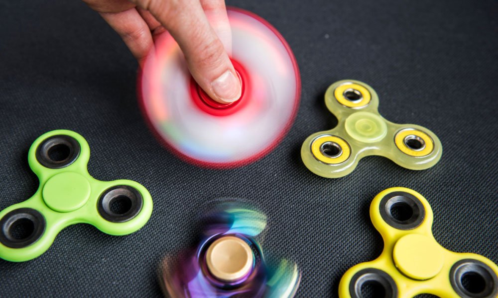 Le “hand spinner”, un jouet qui calme ou qui fâche?