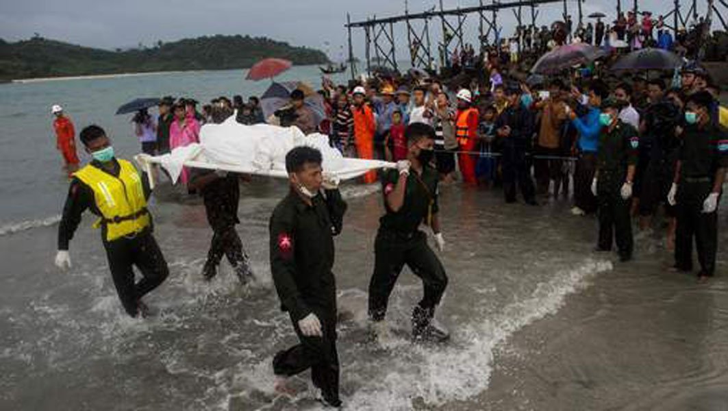 Crash en Birmanie: des corps repêchés sous les yeux de leurs proches