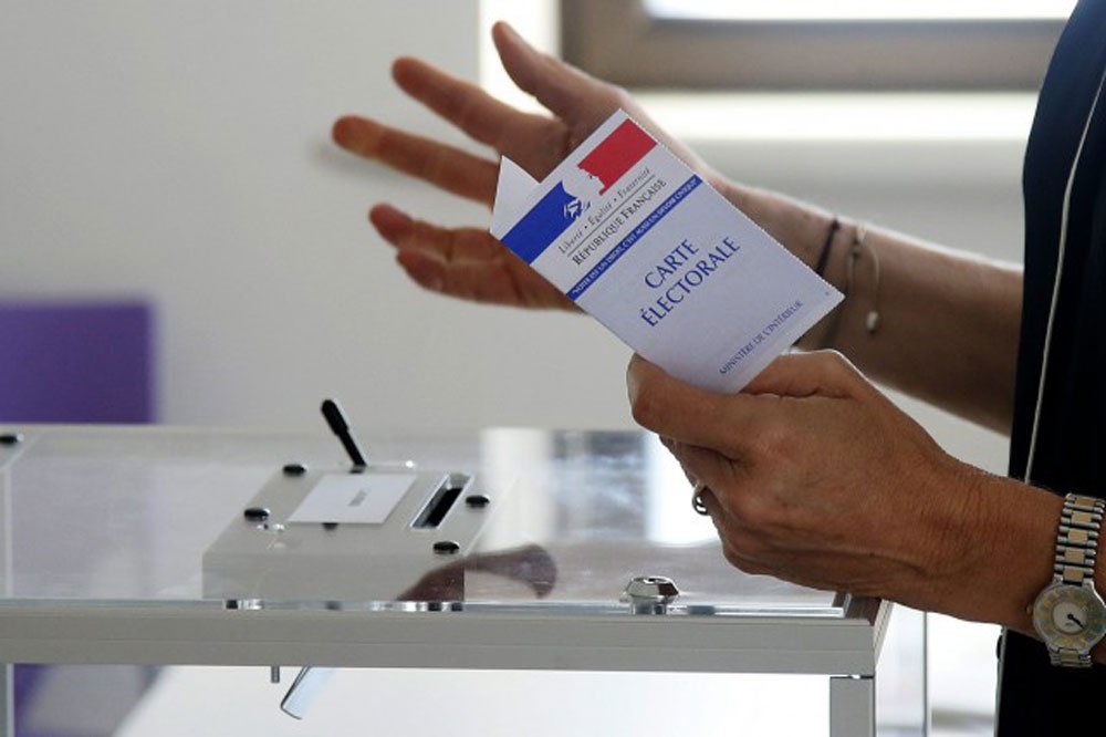 Législatives en France: majorité écrasante pour Macron, abstention record