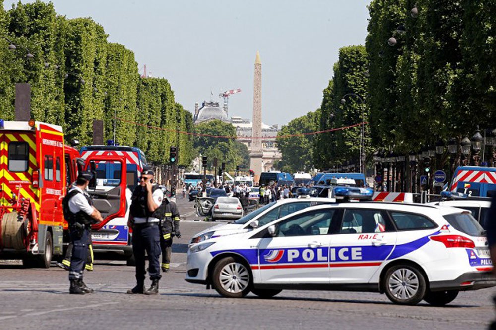 Tentative d’attentat sur les Champs-Élysées, le conducteur mort