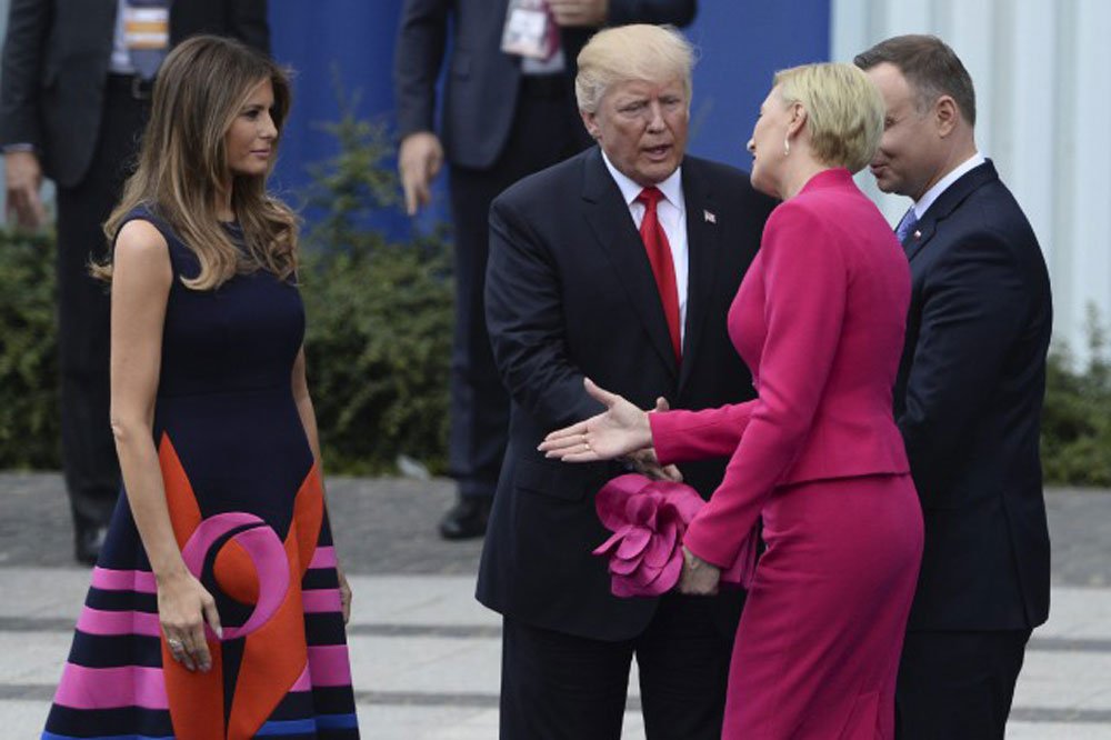 Pologne: Nouveau malaise autour d’une poignée de main de Trump
