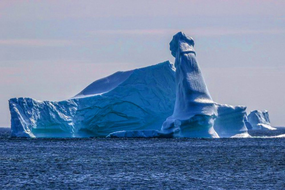 Cet iceberg à la forme phallique est trop marrant