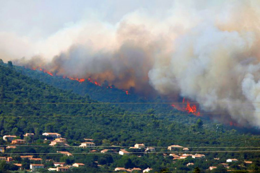 Incendies dans le sud de la France: 10 000 personnes évacuées