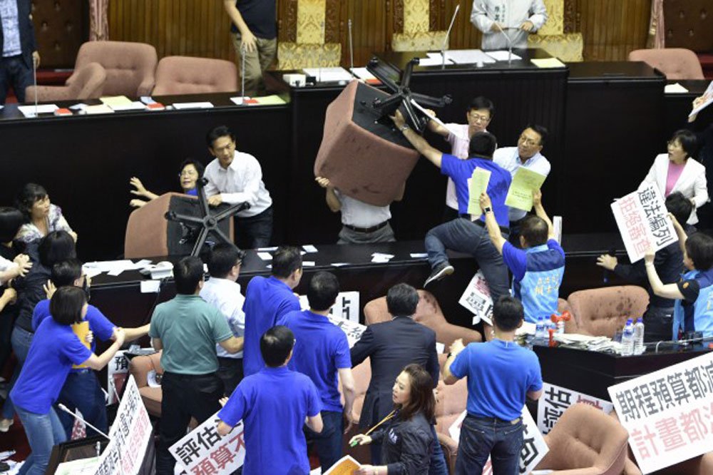 Scènes de chaos au Parlement taïwanais