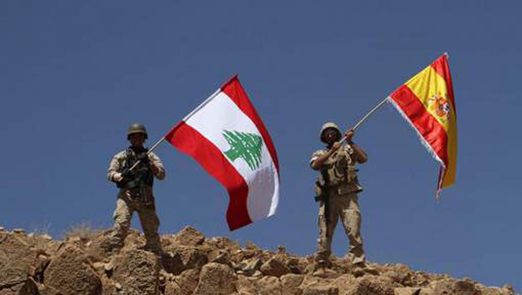 Des soldats libanais hissent le drapeau espagnol sur une colline reprise à Daech