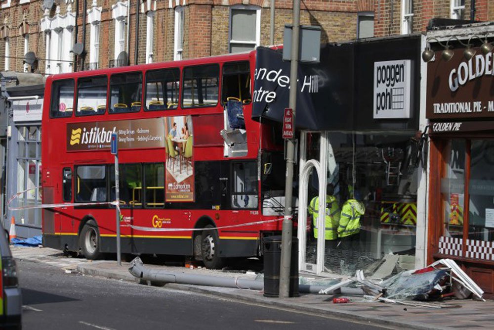 Un bus à impériale s’encastre dans un magasin à Londres: dix blessés