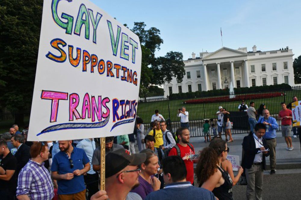 Des militaires transgenres poursuivent Trump en justice