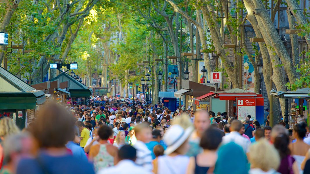 Barcelone: une fourgonnette percute la foule, plusieurs blessés