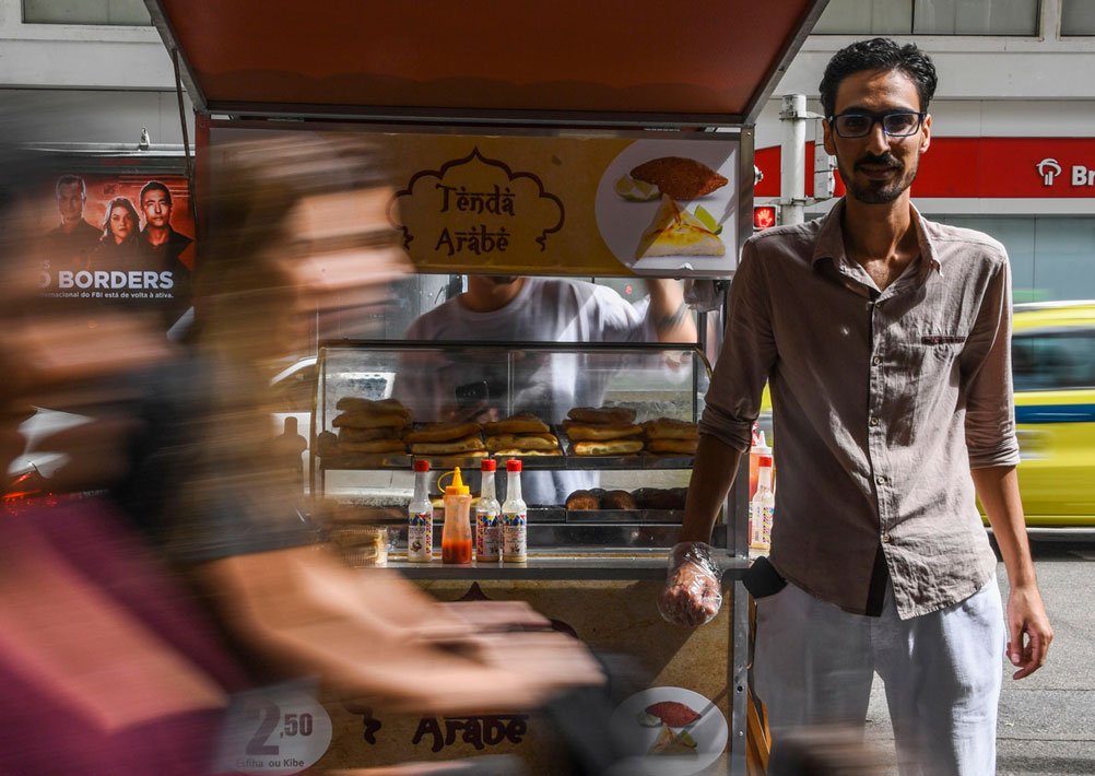 Les Brésiliens débordent d’amour pour un vendeur de rue immigré