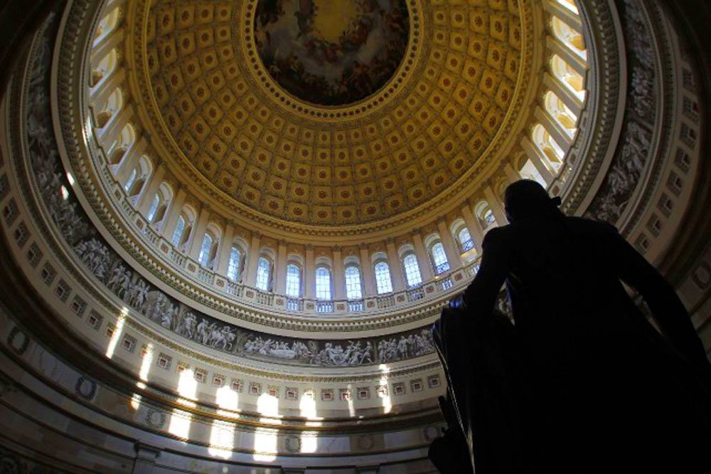 É.-U.: le Congrès relève le plafond de la dette et adopte l’aide d’urgence