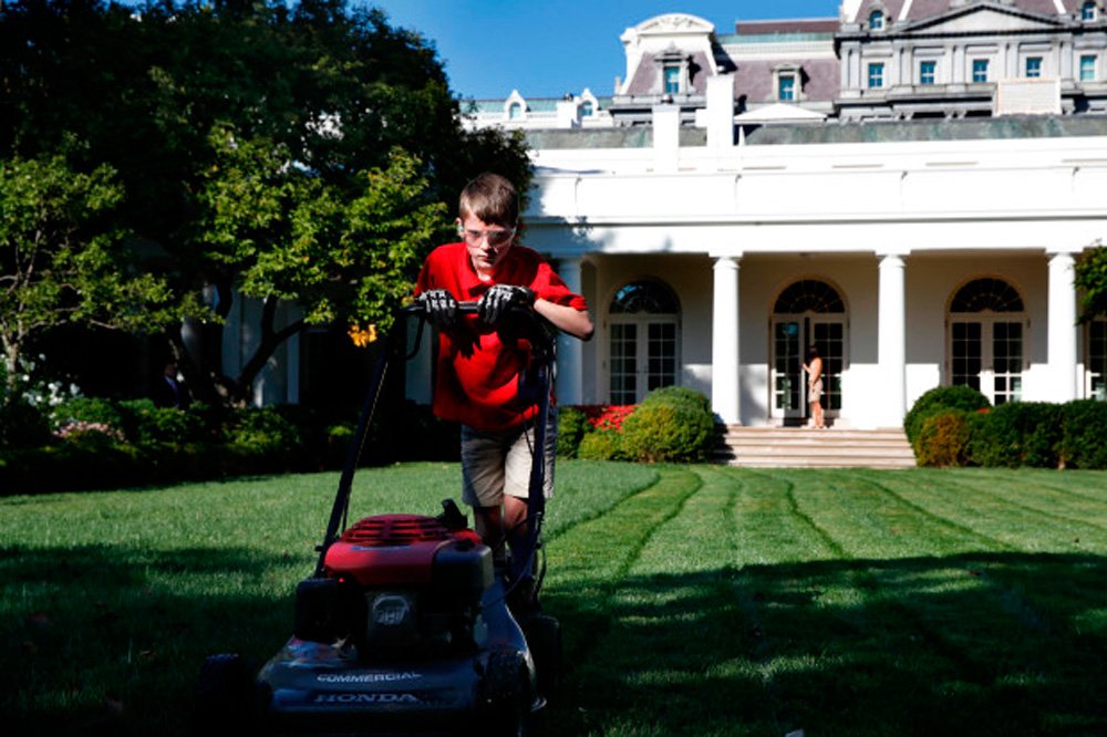 Frank, 11 ans, a tondu la pelouse de la Maison-Blanche