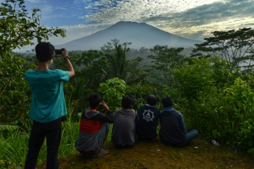 A Bali, des milliers de personnes fuient les alentours d’un volcan actif