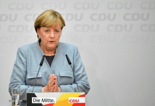 Allemagne: Merkel promet une majorité stable, la droite nationaliste divisée