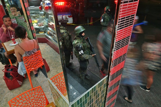 Anxiété dans les quartiers chics de Rio, à portée de fusil de Rocinha