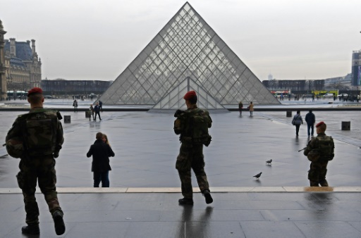 Attaque contre un militaire à Paris: l’agresseur présenté à un juge antiterroriste