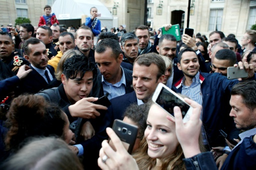 Bain de foule pour Macron à l’Elysée