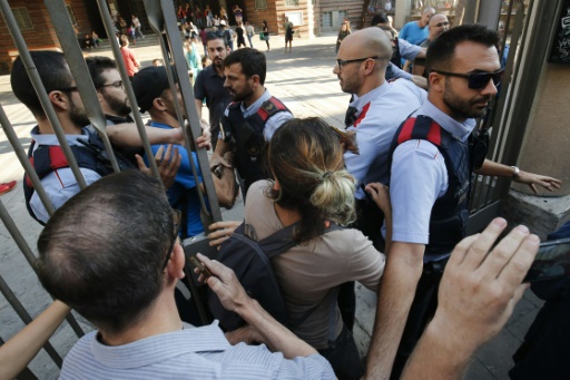 Catalogne: des électeurs occupent des bureaux de vote pour garantir le référendum